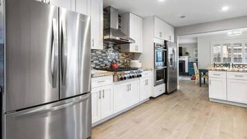 Fridge, microwave, stovetop, dishwasher