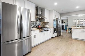 Fridge, microwave, stovetop, dishwasher