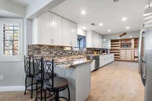 Fridge, microwave, stovetop, dishwasher - Dazzling 5 BR- 5 miles to LV Strip w Pool (Las Vegas)