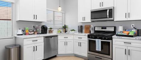 Refrigerador, microondas, horno, placa de cocina