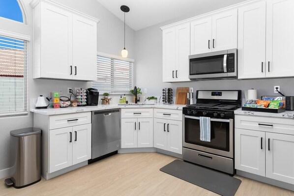 Frigorífico, microondas, horno y placa de cocina