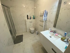 Bathroom - Charming 1BR Apartment with Terrace and Parking Near Beach in LArmor-Plage (Larmor-Plage)