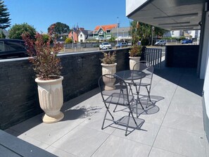 Outdoor dining - Charming 1BR Apartment with Terrace and Parking Near Beach in LArmor-Plage (Larmor-Plage)