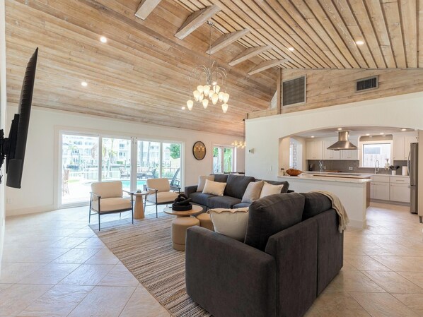 TV, DVD player - Bay Breeze - Renovated Waterfront Pool Home (Clearwater Beach)