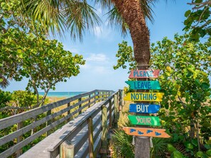 Property grounds - Bay Breeze - Renovated Waterfront Pool Home (Clearwater Beach)