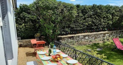Maison de ferme rénovée avec terrasse, jardin et équipements modernes à Taxat-Senat