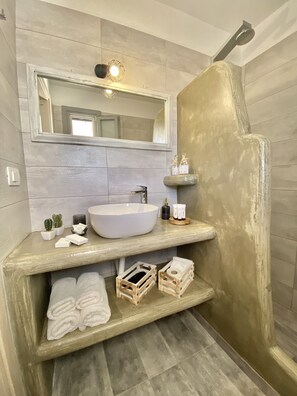 Honeymoon Suite, Oceanfront | Bathroom | Hydromassage showerhead, designer toiletries, hair dryer, bathrobes - Aeron suites (Santorini)