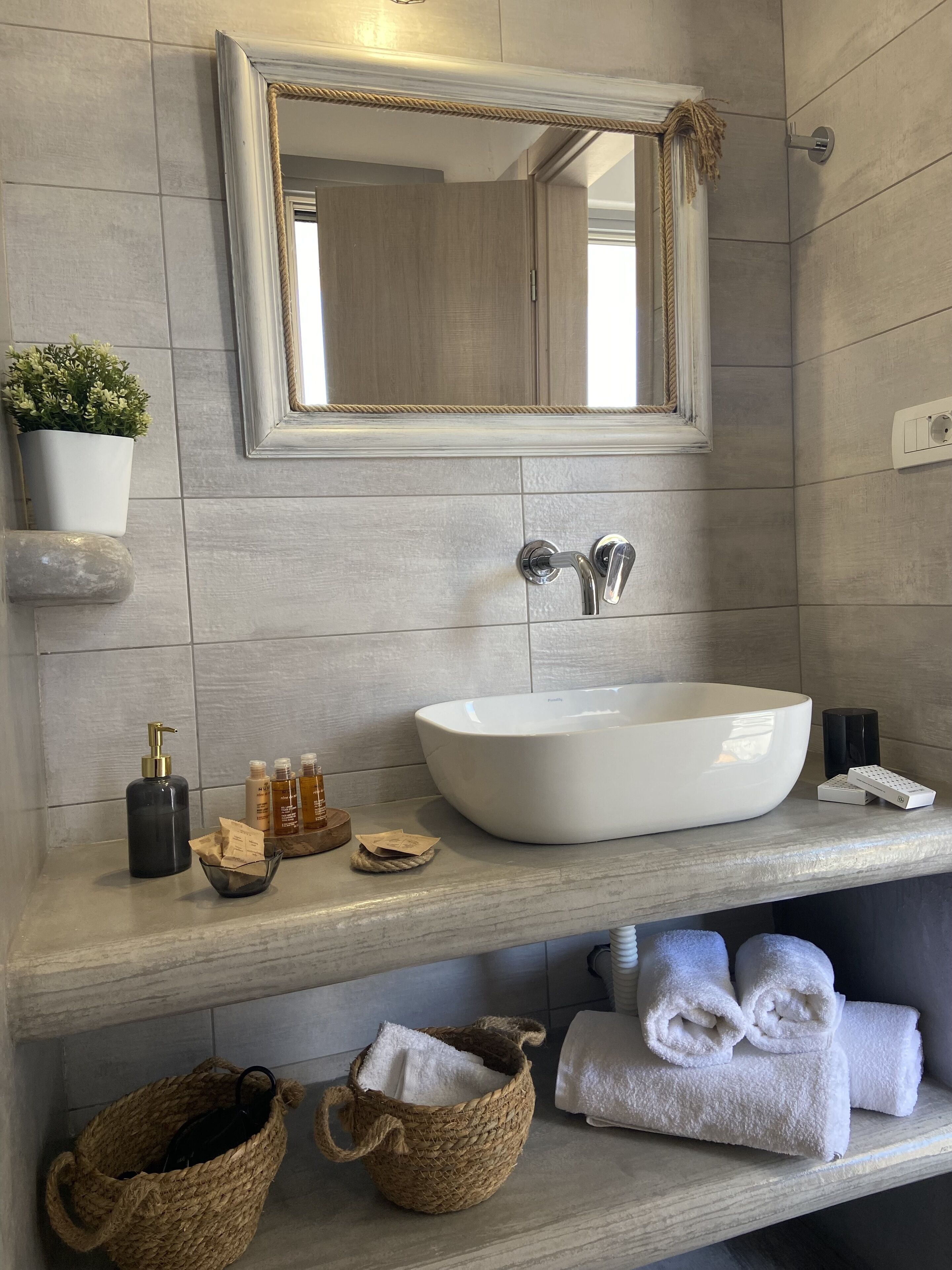 honeymoon suite, oceanfront | bathroom | hydromassage showerhead, designer toiletries, hair dryer, dressing gowns