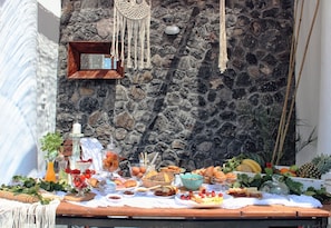 Daily continental breakfast for a fee - Aeron suites (Santorini)