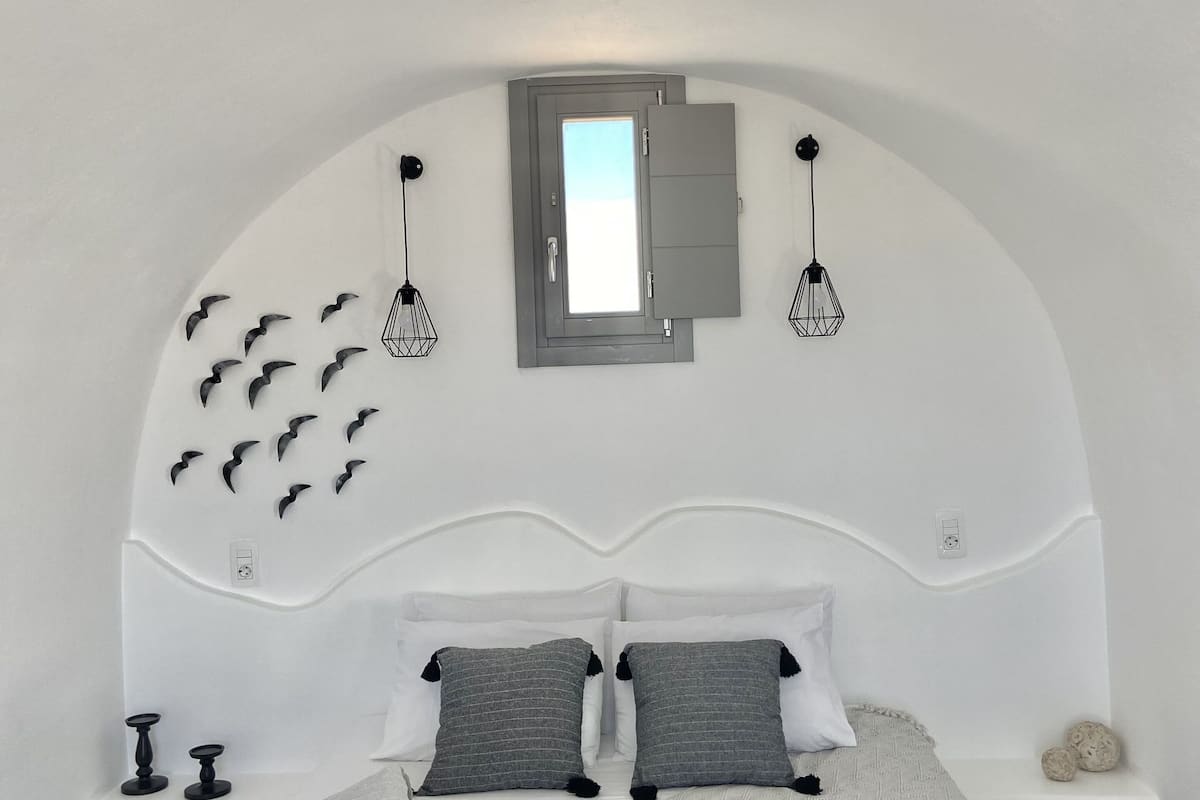 honeymoon suite, oceanfront | premium bedding, minibar, individually decorated, individually furnished