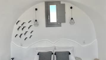 Honeymoon Suite, Oceanfront | 1 bedroom, premium bedding, minibar, individually decorated