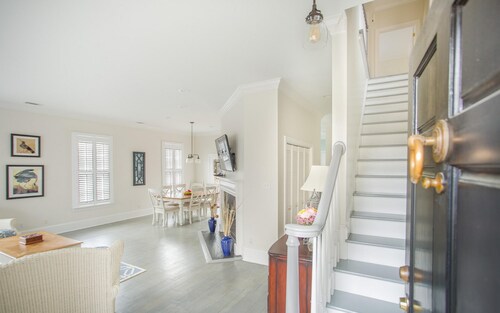 Huntingdon Getaway by Lucky Savannah