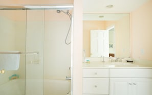 Townhome, 3 Bedrooms | Bathroom - Huntingdon Getaway by Lucky Savannah (Savannah)