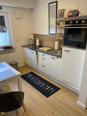 Kühlschrank, Ofen, Herdplatte, Wasserkocher mit Kaffee-/Teezubehör