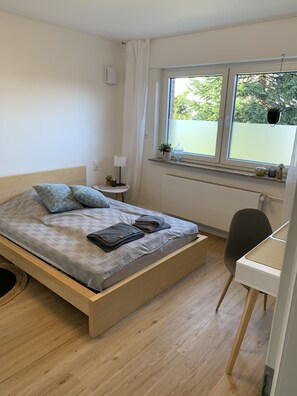 2 Schlafzimmer, Schreibtisch, Bügeleisen/Bügelbrett, kostenloses WLAN