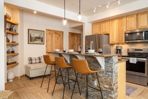 Kylskåp, mikrovågsugn, ugn och spishäll