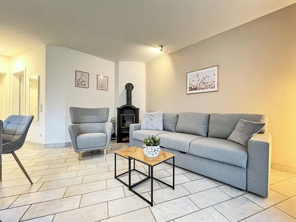 Fernseher, Kamin, Stereoanlage