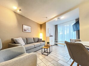 TV, fireplace, stereo