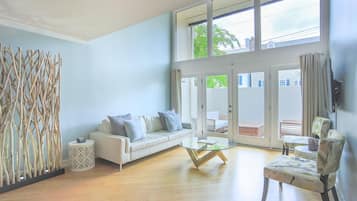 Condo, 2 Bedrooms | Ruang tamu