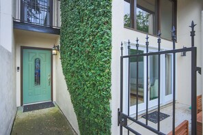 Pintu masuk properti