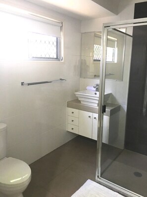 Baignoire, sèche-cheveux, serviettes fournies, savon