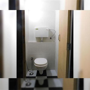 Basic Shared Dormitory, Mixed Dorm | Bathroom | Shower, rainfall showerhead - Abuzz Oxfordcaps Shimla - Hostel (Shimla)