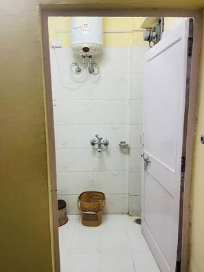 Shower, rainfall showerhead - Abuzz Oxfordcaps Shimla - Hostel (Shimla)