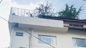 Un hostal llamado ABOZZ OC con un número de contacto.