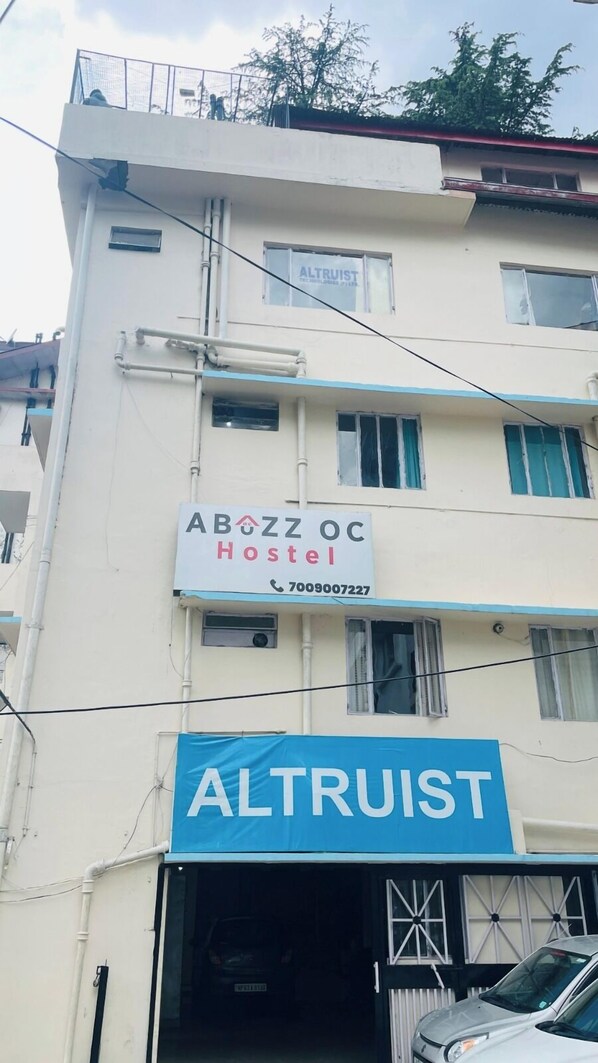 Un hostal llamado ABOZZ OC con un número de contacto.