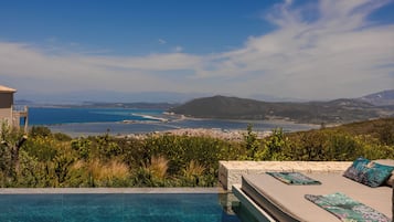 Exclusive 3 Bedroom Villa with Private Heated Pool and Sea View | 起居區 | 50-吋智慧型電視、有線頻道、電視、壁爐