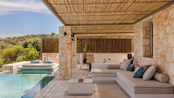 Exclusive 3 Bedroom Villa with Private Heated Pool and Sea View | Terrasse/Patio