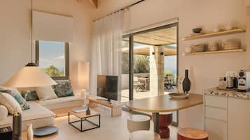 Exclusive 3 Bedroom Villa with Private Heated Pool and Sea View | 起居區 | 50-吋智慧型電視、有線頻道、電視、壁爐