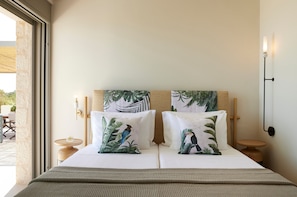 أغطية فراش متميزة وخزنة داخل الغرفة ومكتب ومكواة/لوح كي