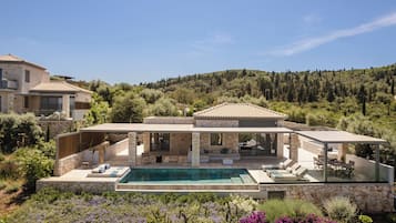 Exclusive 3 Bedroom Villa with Private Heated Pool and Sea View | Coin séjour | TV connectée de 50 pouces avec chaßnes par cùble, télévision, cheminée