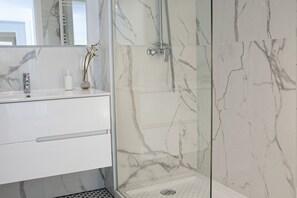 Shower, hair dryer, bidet, towels