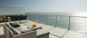 Stunning sea view apartment, great terrace and pool