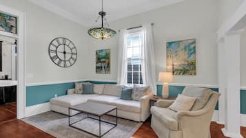 Smart TV, Netflix, Hulu, streaming services