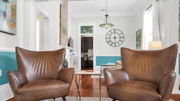 Smart TV, Netflix, Hulu, streaming services