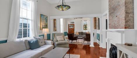 Smart TV, Netflix, Hulu, streaming services