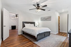 5 間睡房、書桌、熨斗/熨衫板、可攜式嬰兒床