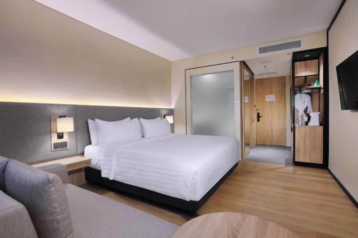 Premium bedding, minibar, in-room safe, desk