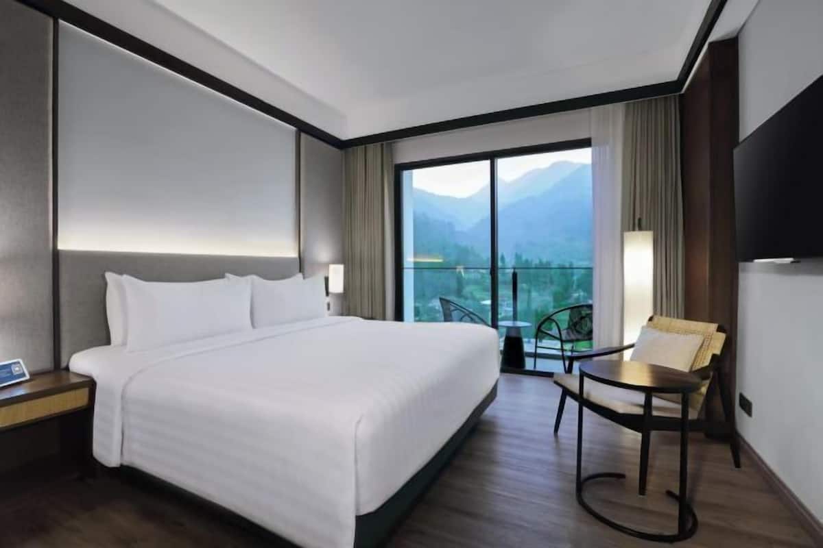 1 bedroom, premium bedding, minibar, in-room safe