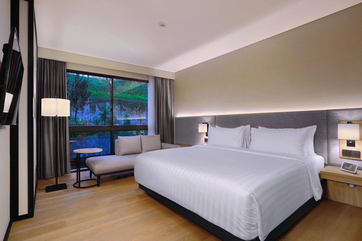 Bộ đồ giường cao cấp, minibar, két bảo mật tại phòng, bàn 