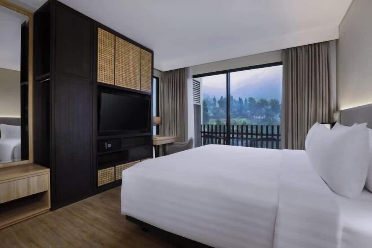 1 bedroom, premium bedding, minibar, in-room safe