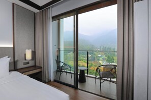 Premium bedding, minibar, in-room safe, desk - Grand Aston Puncak Hotel & Resort (Cipanas)