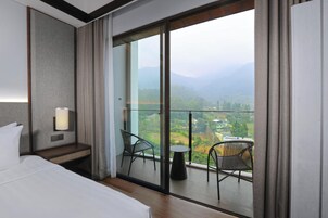 Junior Suite Pool & Mountain View | Premium bedding, minibar, in-room safe, desk