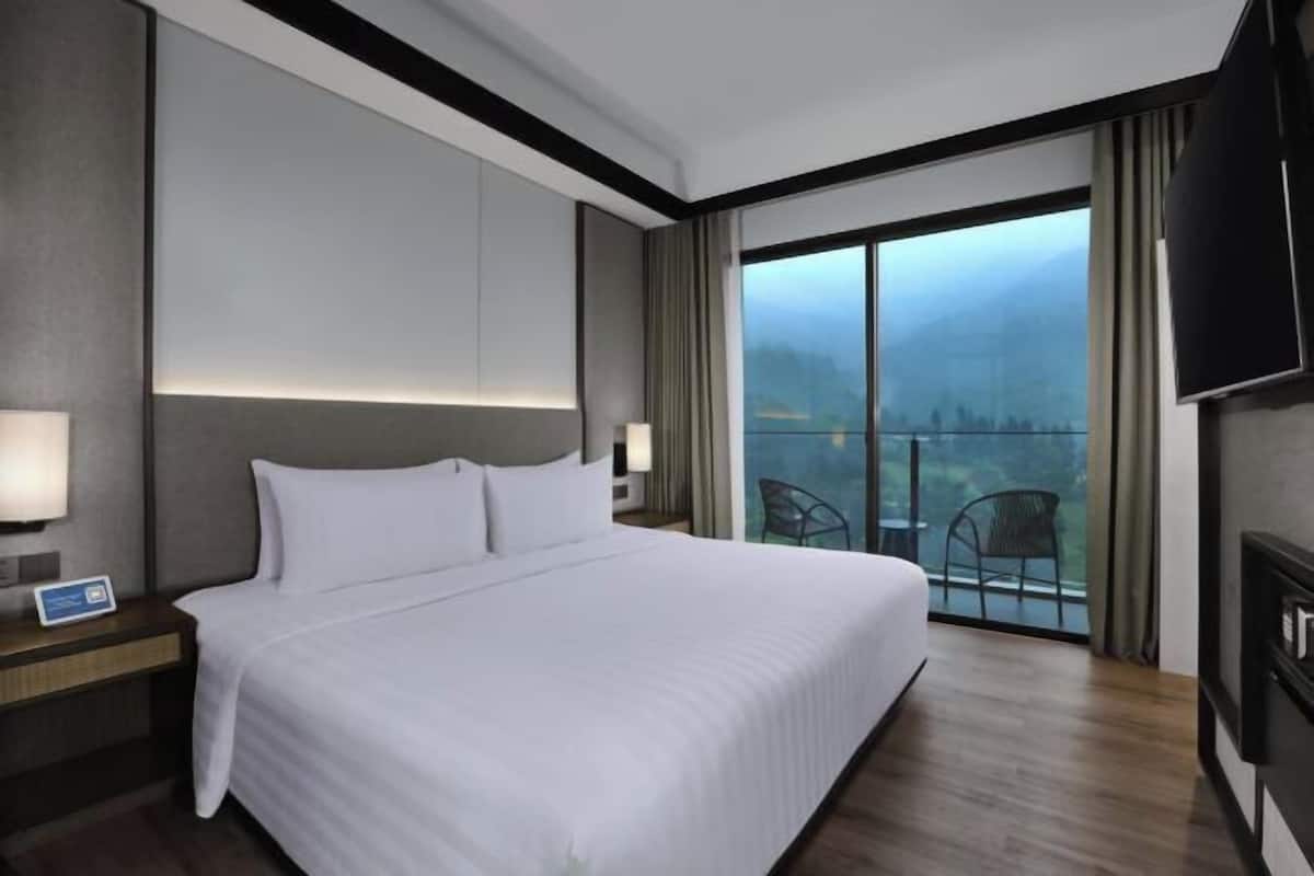 1 bedroom, premium bedding, minibar, in-room safe