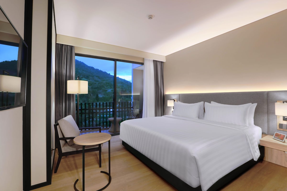Bộ đồ giường cao cấp, minibar, két bảo mật tại phòng, bàn 