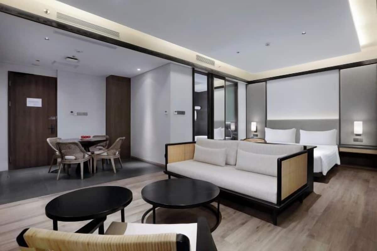 1 bedroom, premium bedding, minibar, in-room safe