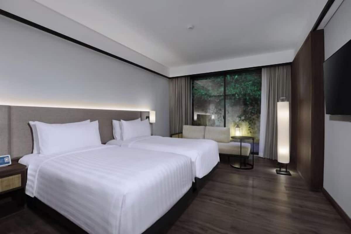 Premium bedding, minibar, in-room safe, desk